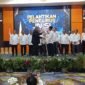 Ketua Umum JMSI Pusat, Dr. Teguh Santosa Memberikan Tonggak Kepemimpinan Ke Ketua JMSI Jawa Timur, Syaiful Anam.