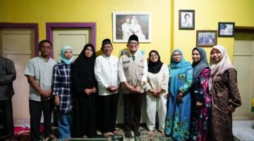 Wamenhaj, Dahnil Anzar Simanjuntak Bersama Keluarga Almarhumah