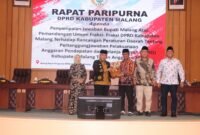 Bupati Dan Wakil Bupati Didampingi Ketua Dan Wakil Ketua DPRD Kabupaten Malang (foto: HMS bgs)