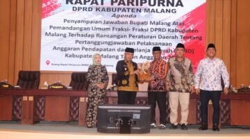 Bupati Dan Wakil Bupati Didampingi Ketua Dan Wakil Ketua DPRD Kabupaten Malang (foto: HMS bgs)