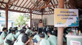Mahasiswa Universitas Insan Budi Utomo (UIBU) “ngantor” Di Desa Wisata Kerajinan UMKM Gamplong, Sleman, Yogyakarta