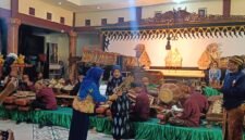 Wakil Bupati Malang Dra. Hj. Lathifah Shohib Terima Wayang 'Bimo Kudro' Dalam Acara Bersih Desa Bedali Kecamatan Malang (Foto: Seno Pendopo Satu)