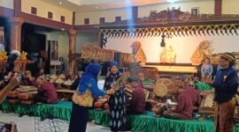 Wakil Bupati Malang Dra. Hj. Lathifah Shohib Terima Wayang 'Bimo Kudro' Dalam Acara Bersih Desa Bedali Kecamatan Malang (Foto: Seno Pendopo Satu)