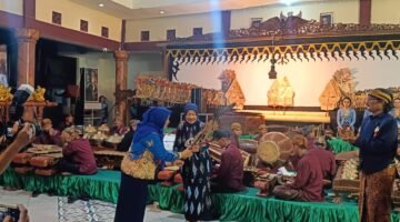 Wakil Bupati Malang Dra. Hj. Lathifah Shohib Terima Wayang 'Bimo Kudro' Dalam Acara Bersih Desa Bedali Kecamatan Malang (Foto: Seno Pendopo Satu)
