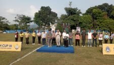 Wakil Gubernur Jawa Timur, Emil Elestianto Dardak didampingi Bupati Malang, HM Sanusi dan Wakil Bupati Malang, Hj Lathifah Shohib saat membuka turnamen Siadi Cup III di lapangan sepakbola Kalisurak Lawang (Foto: Seno Pendopo Satu)