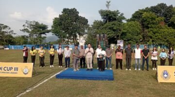 Wakil Gubernur Jawa Timur, Emil Elestianto Dardak didampingi Bupati Malang, HM Sanusi dan Wakil Bupati Malang, Hj Lathifah Shohib saat membuka turnamen Siadi Cup III di lapangan sepakbola Kalisurak Lawang (Foto: Seno Pendopo Satu)