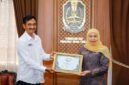 JMSI Jatim Memberikan Penghargaan JMSI Jatim Award Kategori Keterbukaan Media Berkualitas Kepada Gubernur Jatim