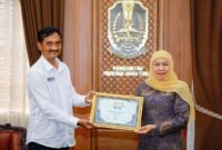 JMSI Jatim Memberikan Penghargaan JMSI Jatim Award Kategori Keterbukaan Media Berkualitas Kepada Gubernur Jatim