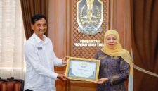 JMSI Jatim Memberikan Penghargaan JMSI Jatim Award Kategori Keterbukaan Media Berkualitas Kepada Gubernur Jatim