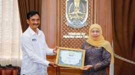 JMSI Jatim Memberikan Penghargaan JMSI Jatim Award Kategori Keterbukaan Media Berkualitas Kepada Gubernur Jatim