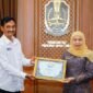 JMSI Jatim Memberikan Penghargaan JMSI Jatim Award Kategori Keterbukaan Media Berkualitas Kepada Gubernur Jatim