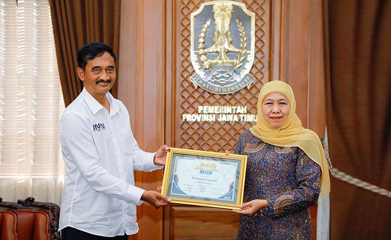 JMSI Jatim Memberikan Penghargaan JMSI Jatim Award Kategori Keterbukaan Media Berkualitas Kepada Gubernur Jatim
