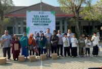 Kepala DTPHP Kabupaten Malang, Avicenna Medisica Saniputera Saat Memberikan Santunan Kepada Yatim Piatu Dan Kaum Dhuafa (Foto: Bgs Pendoposatu)