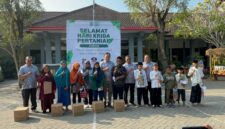 Kepala DTPHP Kabupaten Malang, Avicenna Medisica Saniputera Saat Memberikan Santunan Kepada Yatim Piatu Dan Kaum Dhuafa (Foto: Bgs Pendoposatu)