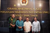 Kepala Bakorwil III Malang, Asep Kusdinar Bersama Ketua PWI Jatim, Lutfil Hakim (Foto: bgs Pendoposatu)