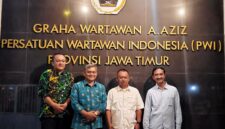 Kepala Bakorwil III Malang, Asep Kusdinar Bersama Ketua PWI Jatim, Lutfil Hakim (Foto: bgs Pendoposatu)