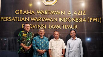 Kepala Bakorwil III Malang, Asep Kusdinar Bersama Ketua PWI Jatim, Lutfil Hakim (Foto: bgs Pendoposatu)