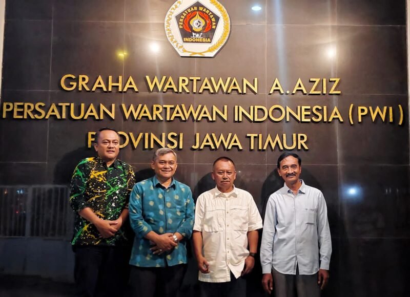 Kepala Bakorwil III Malang, Asep Kusdinar Bersama Ketua PWI Jatim, Lutfil Hakim (Foto: bgs Pendoposatu)