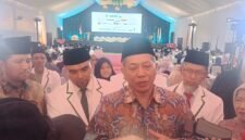 Menteri Koperasi RI, Ferry Juliantono (tengah) Didampingi Wakil Gubernur Jawa Timur, Emil Elestianto Dardak, Ketua Umum Majelis Pondok Dakwah Islam, KH Ayoli Abdul Rosyid dan Wakil Bupati Malang, Hj Lathifah Shohib Saat Diwawancara Awak Media (Foto: Seno Pendoposatu)