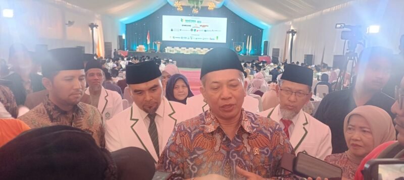 Menteri Koperasi RI, Ferry Juliantono (tengah) Didampingi Wakil Gubernur Jawa Timur, Emil Elestianto Dardak, Ketua Umum Majelis Pondok Dakwah Islam, KH Ayoli Abdul Rosyid dan Wakil Bupati Malang, Hj Lathifah Shohib Saat Diwawancara Awak Media (Foto: Seno Pendoposatu)