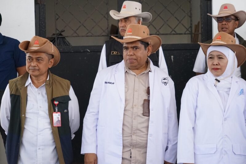 Kepala Bakorwil III Malang, Asep Kusdinar (kiri), Kepala BBIB Singosari, Akbar Yasin (tengah), Gubernur Jatim, Khofifah Indar Parawansa (Foto: Hms, goes Pendoposatu)