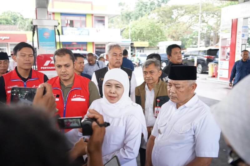 Gubernur Jatim, Khofifah Indar Parawansa Di Dampingi Bupati Malang HM.Sanusi, Plt. Kadin ESDM Pemprov, MHD. Aftabuddin Rijaluzzaman, Jajaran PT Pertamina Patra Niaga Dan Kepala Bakorwil Malang, Asep Kusdinar (Foto: Hms bgs Pendoposatu)