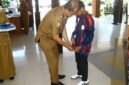 Kepala Dinas Pendidikan Kabupaten Malang, Bagus Sulistyawan, AP., M.Si Saat Pakaikan Rompi Ke Peserta Atlet O2SN (Foto: bgs Pendoposatu)