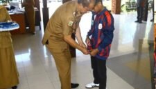 Kepala Dinas Pendidikan Kabupaten Malang, Bagus Sulistyawan, AP., M.Si Saat Pakaikan Rompi Ke Peserta Atlet O2SN (Foto: bgs Pendoposatu)