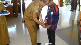 Kepala Dinas Pendidikan Kabupaten Malang, Bagus Sulistyawan, AP., M.Si Saat Pakaikan Rompi Ke Peserta Atlet O2SN (Foto: bgs Pendoposatu)
