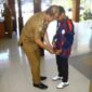 Kepala Dinas Pendidikan Kabupaten Malang, Bagus Sulistyawan, AP., M.Si Saat Pakaikan Rompi Ke Peserta Atlet O2SN (Foto: bgs Pendoposatu)