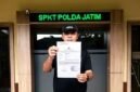 M. Widhi Dhatu Saat Melapor Ke Polda Jatim