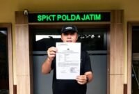 M. Widhi Dhatu Saat Melapor Ke Polda Jatim