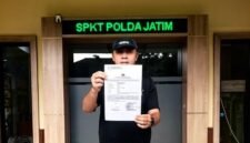 M. Widhi Dhatu Saat Melapor Ke Polda Jatim