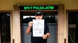 M. Widhi Dhatu Saat Melapor Ke Polda Jatim