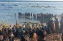 Prosesi Larung Sesaji Di Pantai Pasir Panjang Ngliyep Kabupaten Malang (Foto: Seno Pendoposatu)