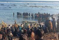 Prosesi Larung Sesaji Di Pantai Pasir Panjang Ngliyep Kabupaten Malang (Foto: Seno Pendoposatu)