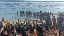 Prosesi Larung Sesaji Di Pantai Pasir Panjang Ngliyep Kabupaten Malang (Foto: Seno Pendoposatu)