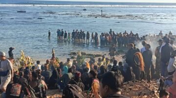 Prosesi Larung Sesaji Di Pantai Pasir Panjang Ngliyep Kabupaten Malang (Foto: Seno Pendoposatu)