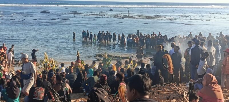 Prosesi Larung Sesaji Di Pantai Pasir Panjang Ngliyep Kabupaten Malang (Foto: Seno Pendoposatu)