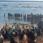 Prosesi Larung Sesaji Di Pantai Pasir Panjang Ngliyep Kabupaten Malang (Foto: Seno Pendoposatu)