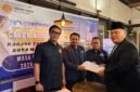 Dani Agung Prasetiyo saat menyerahkan pendaftaran ke Steering Committee (SC) Temu Karya Karang Taruna Kota Malang.