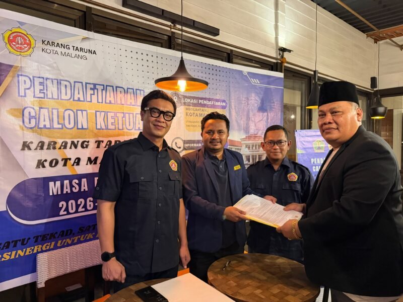 Dani Agung Prasetiyo saat menyerahkan pendaftaran ke Steering Committee (SC) Temu Karya Karang Taruna Kota Malang.