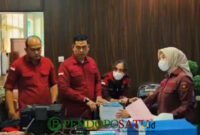 Kejaksaan Negeri Saat Melakukan Pemeriksaan Dokumen Pengadaan Di Kantor Dinas Kesehatan Kabupaten Malang (Foto: Ones Pendoposatu)