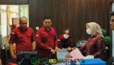 Kejaksaan Negeri Saat Melakukan Pemeriksaan Dokumen Pengadaan Di Kantor Dinas Kesehatan Kabupaten Malang (Foto: Ones Pendoposatu)