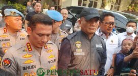 Kabid Humas Polda Metro Jaya, Kombes Pol Budi Hermanto, Kakortas Tipidkor Polri, IrjenPol Totok Suharyanto Saat Jumpa Pers Dengan Awak Media (Foto: Ones Pendoposatu)