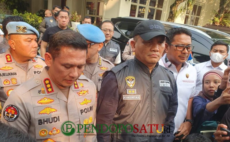 Kabid Humas Polda Metro Jaya, Kombes Pol Budi Hermanto, Kakortas Tipidkor Polri, IrjenPol Totok Suharyanto Saat Jumpa Pers Dengan Awak Media (Foto: Ones Pendoposatu)