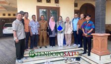 Tim Irjen Dan PPK Kementan, Saat Tinjau Program Bongkar Ratoon Tebu Bersama CV Lang Buana Selaku Penyedia Benih Tebu (Foto: Nadia Pendoposatu)