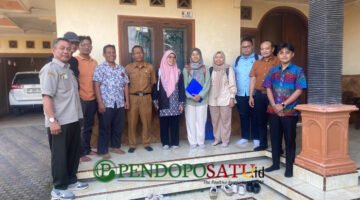 Tim Irjen Dan PPK Kementan, Saat Tinjau Program Bongkar Ratoon Tebu Bersama CV Lang Buana Selaku Penyedia Benih Tebu (Foto: Nadia Pendoposatu)