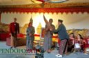 Penyerahan Gunungan Wayang Kulit Diserahkan Panitia Acara Ke Kepala Desa Kalisongo Bersama Wabup Malang, Hj Lathifah Shohib Tanda Dimulainya Pagelaran (Foto: Seno Pendoposatu)