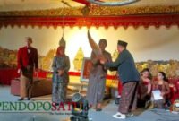 Penyerahan Gunungan Wayang Kulit Diserahkan Panitia Acara Ke Kepala Desa Kalisongo Bersama Wabup Malang, Hj Lathifah Shohib Tanda Dimulainya Pagelaran (Foto: Seno Pendoposatu)